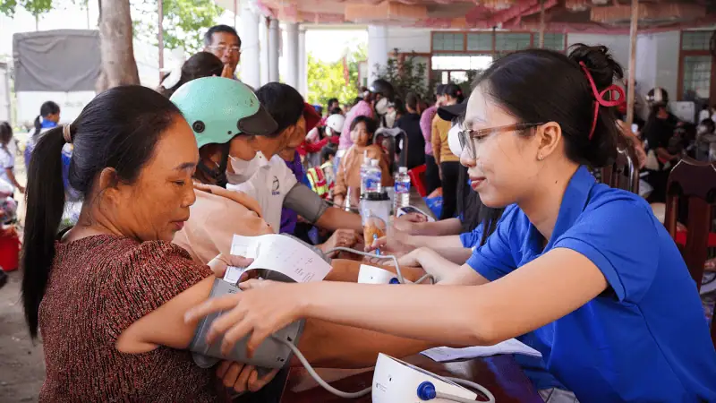 Benh vien Thong Nhat kham benh phat thuoc mien phi 2