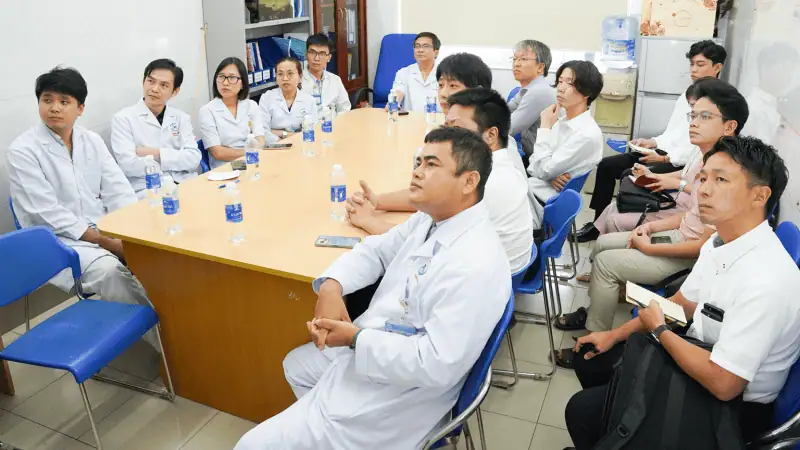 Cac bac si nhan vien y te theo doi chuyen gia trinh bay ky thuat triet dot loan rung nhi bang xung dien