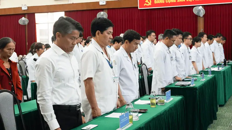 Cac dai bieu danh 1 phut mat niem tuong nho anh T.H.N