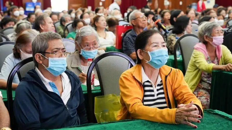 Cac thanh vien Cau lac bo cham chu theo doi chuong trinh