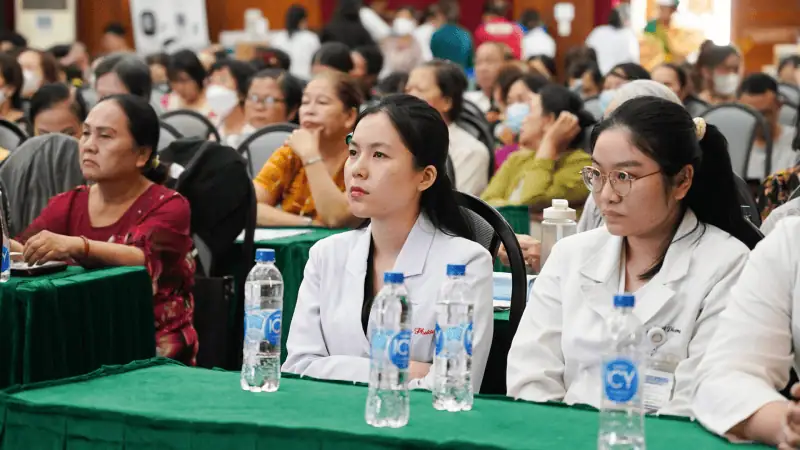 Dai bieu tham du chuong trinh 2