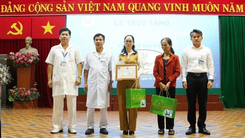 PGS.TS . Le Dinh Thanh GS.TS . Nguyen Duc Cong ThS Nguyen Quang Vinh chup anh cung dai dien gia dinh anh T.H.N