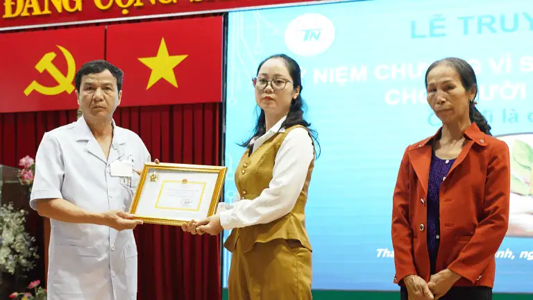 PGS.TS. Lê Đình Thanh trao kỷ niệm chương cho đại diện gia đình anh T.H