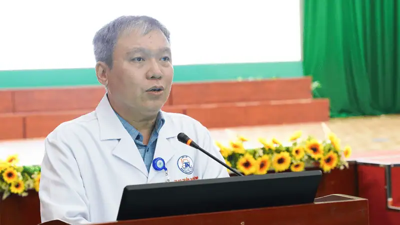 TS.BS . Tran Quoc Cuong Truong Khoa Dinh duong lam sang trinh bay bao cao tai buoi sinh hoat