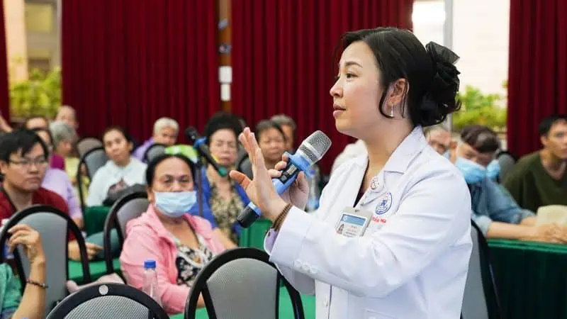 ThS.BS Tran Thu Nga chia se giai dap thac mac cho cac thanh vien Cau lac bo tham gia sinh hoat