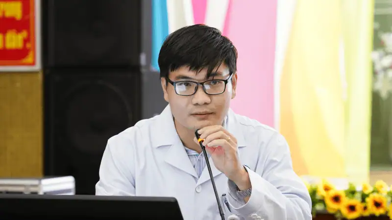 ThS.BS . Tran Huu Chi Khoa Noi tiet Benh vien Thong Nhat trinh bay bao cao tai chuong trinh sinh hoat