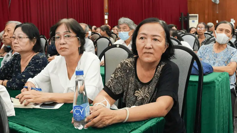 Thanh vien CLB cham chu theo doi chuong trinh