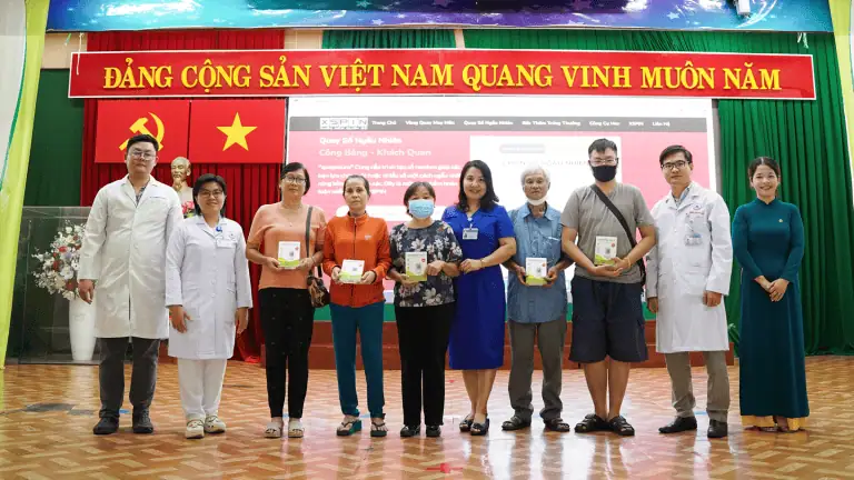 Thành viên tham dự nhận quà quay số may mắn tại chương trình