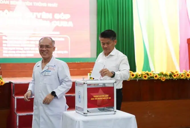 2. Alt text: Các cán bộ bệnh viện Thống Nhất tham gia quyên góp ủng hộ Cuba tại hội nghị quyên góp.