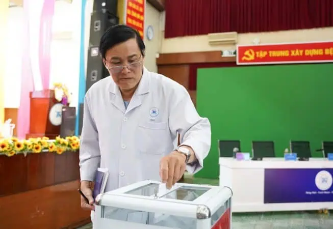 Hình ảnh bác sĩ tham gia quyên góp ủng hộ Cuba tại Bệnh viện Thống Nhất.