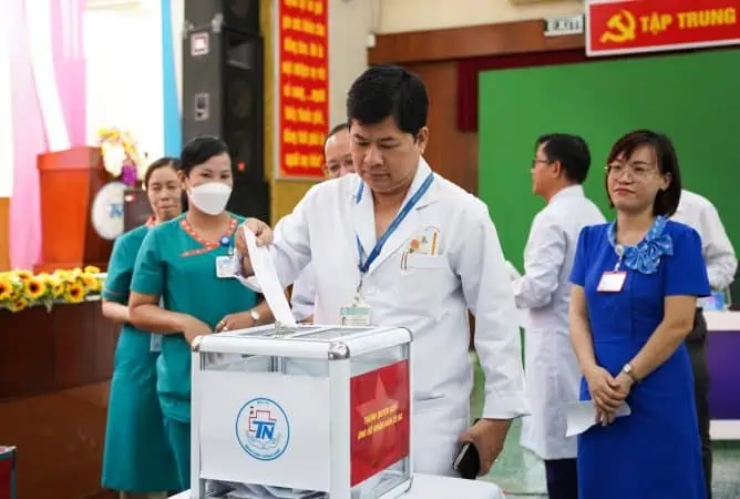 Hình ảnh các nhân viên bệnh viện Thống Nhất tham gia quyên góp ủng hộ nhân dân Cuba.