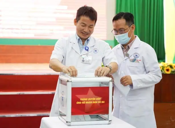 Hình ảnh các bác sĩ Bệnh viện Thống Nhất tham gia quyên góp ủng hộ nhân dân Cuba.