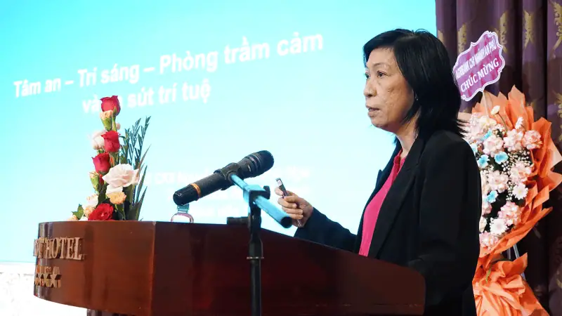 BS.CK2 . Nguyen Thi Phuong Nga Truong Khoa Noi Than kinh trinh bay bao cao tai chuong trinh