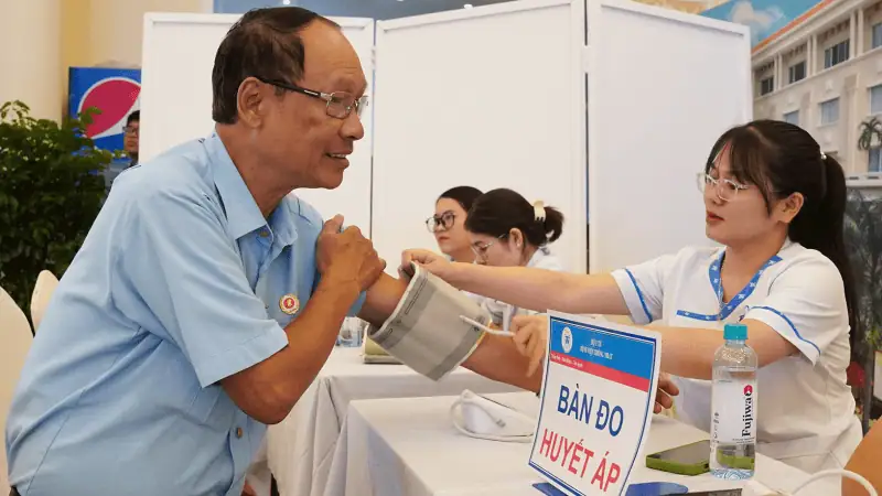 Benh vien Thong Nhat chung tay cham soc suc khoe nguoi cao tuoi Khoe de song vui 2