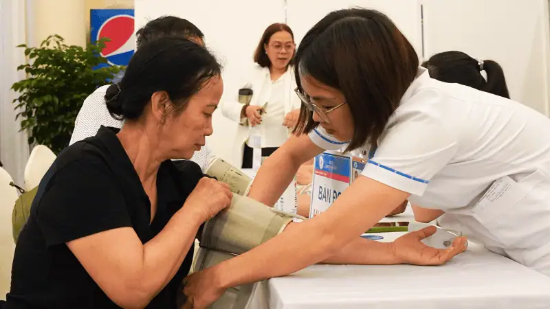 Benh vien Thong Nhat chung tay cham soc suc khoe nguoi cao tuoi Khoe de song vui