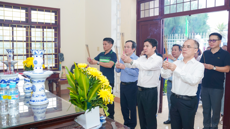 Bệnh viện Thống Nhất dâng hương tưởng niệm các anh hùng liệt sĩ tại Gia Lai (4)