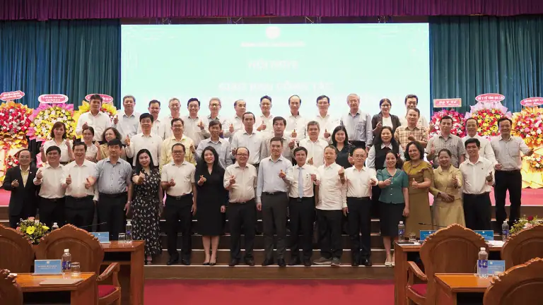 CONG-TAC-BAO-VE-CHAM-SOC-SUC-KHOE-CAN-BO-PHIA-NAM