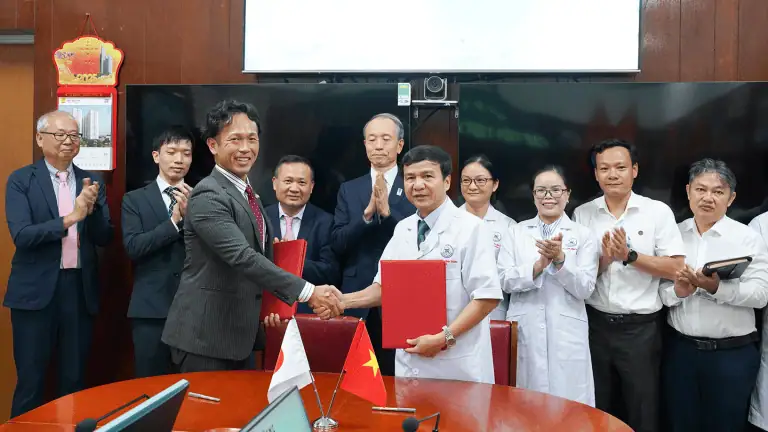 Các đại biểu chúc mừng họp tác giữa Bệnh viện Thống Nhất và Công ty TNHH SMC