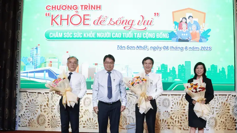 Dong chi Doan Van Du Pho Bi thu Dang uy Chu tich UBND phuong Tan Son Nhat cam on cac chuyen gia Benh vien Thong Nhat 3