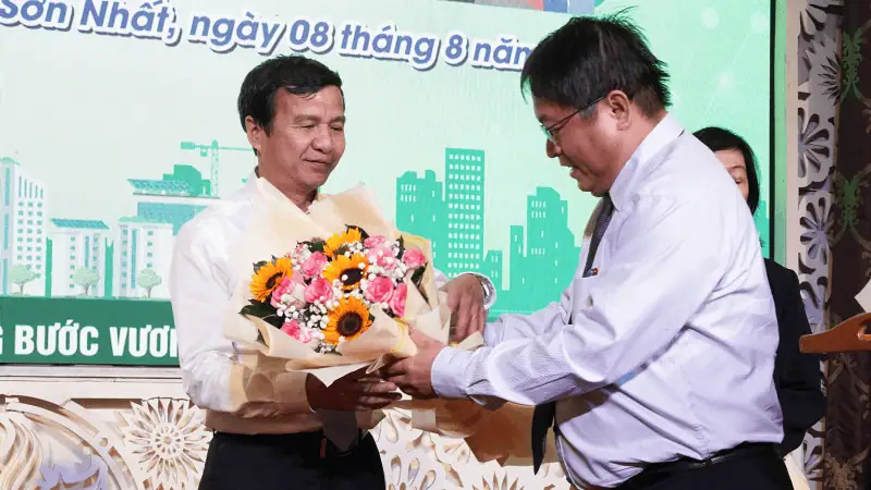 Dong chi Doan Van Du Pho Bi thu Dang uy Chu tich UBND phuong Tan Son Nhat cam on cac chuyen gia Benh vien Thong Nhat