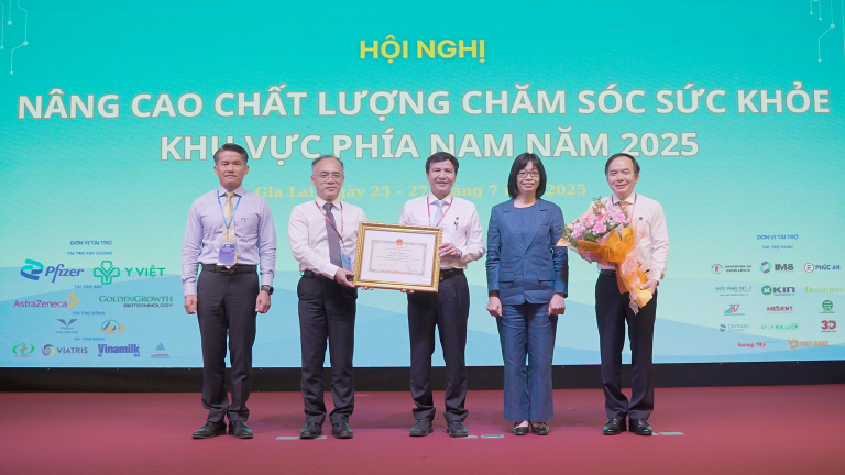 Đồng chí Nguyễn Thị Thanh Lịch – Phó Chủ tịch UBND tỉnh Gia Lai trao bằng khen của UBND tỉnh cho Bệnh viện Thống Nhất đã có nhiều đóng góp quan trọng cho sự nghiệp bảo vệ,
