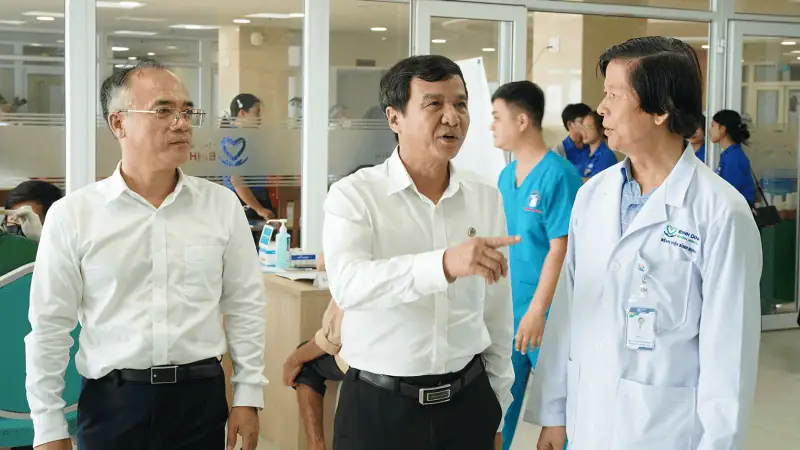 PGS.TS . Le Dinh Thanh Giam doc Benh vien Thong Nhat PGS.TS . Vo Thanh Toan Pho Giam doc Benh vien Thong Nhat cung BS.CK2 .Phan Nam Hung Giam doc Benh vien Binh Dinh tai chuong