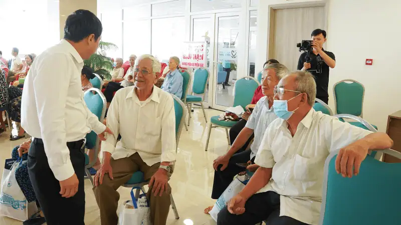 PGS.TS . Le Dinh Thanh Giam doc Benh vien Thong Nhat tham hoi nguoi dan phuong Quy Nhon tinh Gia Lai tham gia chuong trinh