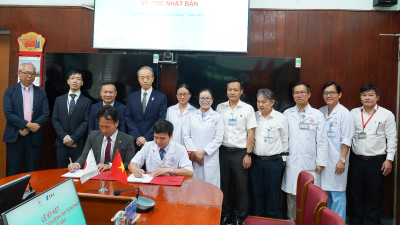 PGS.TS . Le Dinh Thanh va Ong Sakagami Katsuya ky ket bien ban ghi nho hop tac