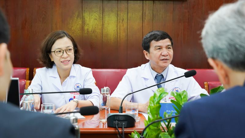PGS.TS . Le Dinh Thanh va ThS.BS . NGuyen Thi Thao Suong Pho Truong Khoa Dieu tri can bo cao cap Benh vien Thong Nhat