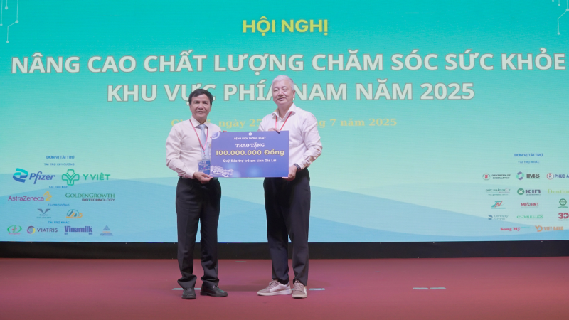 PGS.TS . Le Dinh Thanh – Giam doc Benh vien Thong Nhat trao tang so tien 100 trieu dong cua Benh vien Thong Nhat cho Quy bao tro tre em tinh Gia Lai