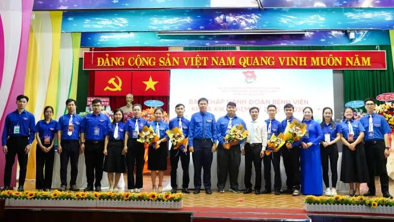 2. ALT: Các thành viên Ban chấp hành đoàn thanh niên Bệnh viện Thống Nhất trong buổi lễ.