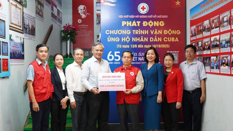 BS.CK2. Trương Quang Anh Vũ - Chủ tịch Công đoàn Bệnh viện Thống Nhất trao số tiền ủng hộ nhân dân Cuba cho Hội Chữ Thập đỏ TP