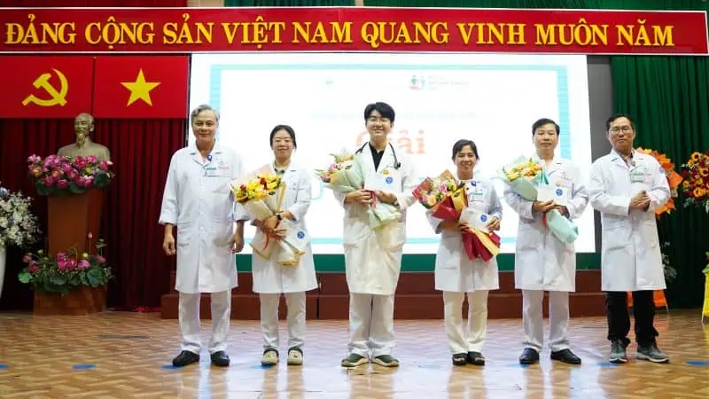 BS.CK2 . Truong Quang Anh Vu Chu tich Cong doan Benh vien cung BS.CK2 . Nguyen Duy Cuong Phu trach Phong Ke hoach tong hop trao giai Khuyen khich cho dai dien khoa Noi Co Xuong khop Noi Tieu hoa Ngoai Tha