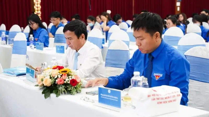 Dai bieu khach moi tham du dai hoi 2