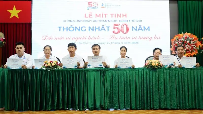 Dai dien lanh dao cac khoa phong thuc hien ky cam ket Doi moi vi nguoi benh an toan vi tuong lai 1