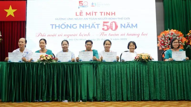 Dai dien lanh dao cac khoa phong thuc hien ky cam ket Doi moi vi nguoi benh an toan vi tuong lai 2