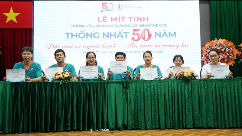 Dai dien lanh dao cac khoa phong thuc hien ky cam ket Doi moi vi nguoi benh an toan vi tuong lai 3 4