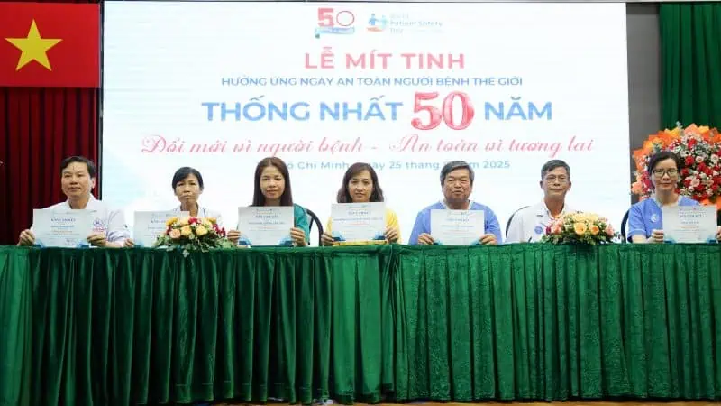 Dai dien lanh dao cac khoa phong thuc hien ky cam ket Doi moi vi nguoi benh an toan vi tuong lai 4