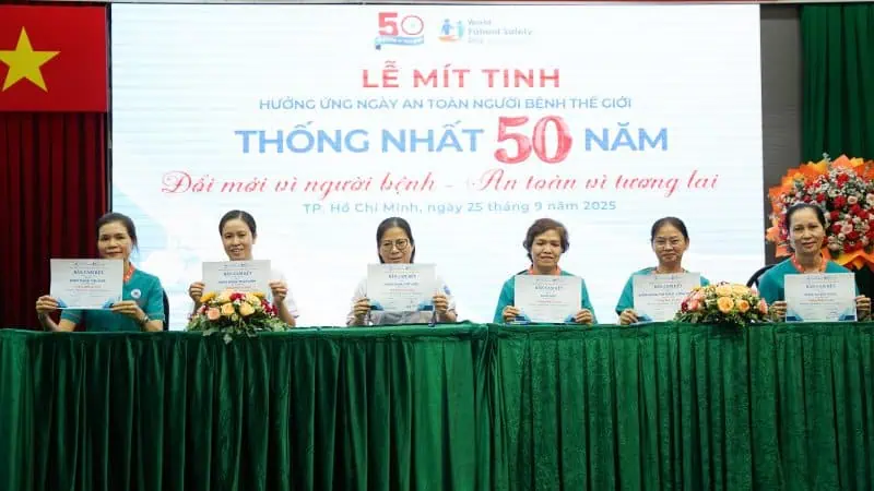 Dai dien lanh dao cac khoa phong thuc hien ky cam ket Doi moi vi nguoi benh an toan vi tuong lai 7