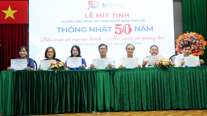 Dai dien lanh dao cac khoa phong thuc hien ky cam ket Doi moi vi nguoi benh an toan vi tuong lai