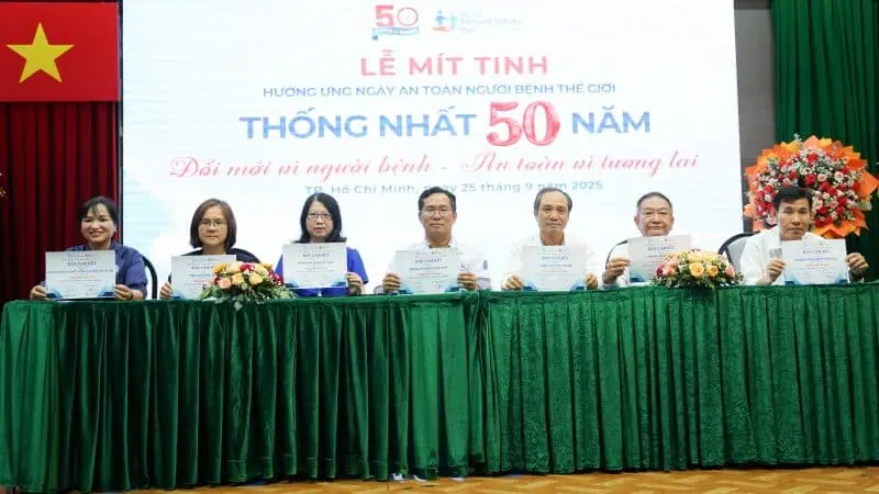 Dai dien lanh dao cac khoa phong thuc hien ky cam ket Doi moi vi nguoi benh an toan vi tuong lai