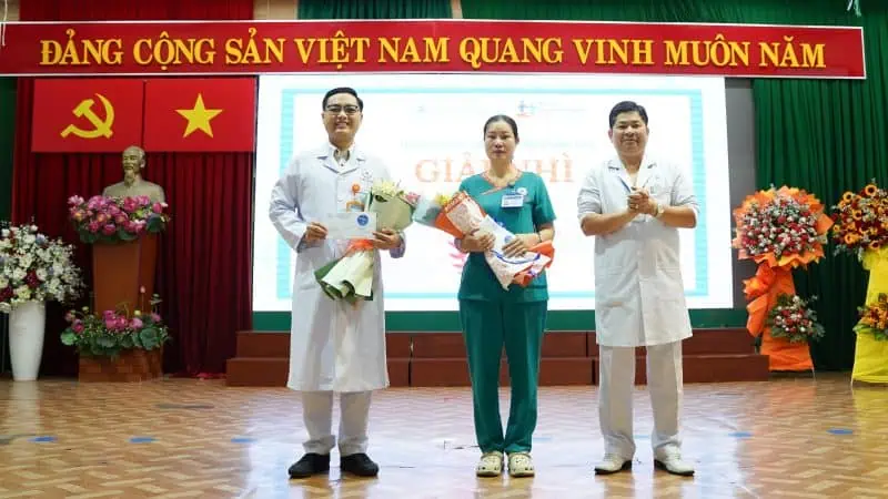 GS.TS . Nguyen Duc Cong Chu tich Hoi dong chuyen mon Bao ve suc khoe can bo mien Nam trao giai Nhi cho dai dien Khoa Ngoai Dieu tri theo yeu cau va Dieu tri can bo cao cap