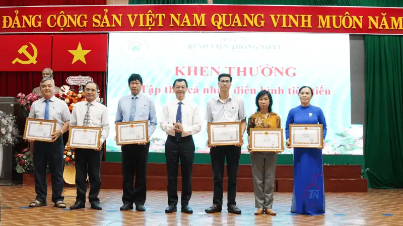 Chứng nhận các cá nhân xuất sắc tại Bệnh viện Thống Nhất, Vinh danh những thành tích nổi bật.