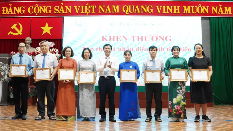 PGS.TS . Le Dinh Thanh Giam doc Benh vien trao tang giay khen cho 8 tap the va 4 ca nhan vi co thanh tich xuat sac trong thuc hien nhiem vu 6 thang dau nam 2025