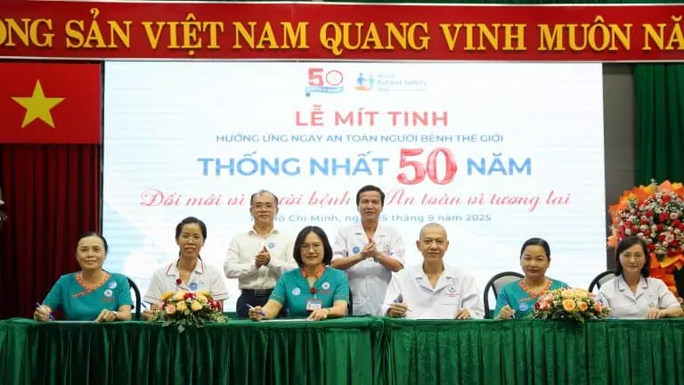Hình ảnh các bác sĩ, y tá và nhân viên tại Bệnh viện Thống Nhất tham gia lễ kỷ niệm 50 năm an toàn bệnh nhân.