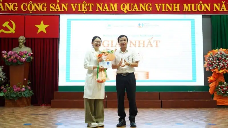 PGS.TS . Le Dinh Thanh trao giai Nhat cho dai dien Khoa Da lieu Mien dich Di ung