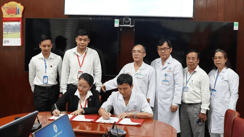 Hình ảnh nhóm bác sĩ và chuyên gia ký kết hợp tác tại Bệnh viện Thống Nhất.