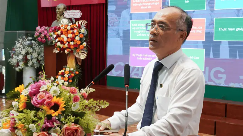 Phụ đề ALT: Giám đốc bệnh viện Thống Nhất trình bày các chiến lược phát triển trong hội thảo.