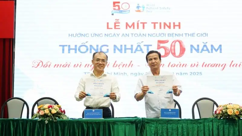 PGSTS Le Dinh Thanh cung PGS.TS . Vo Thanh Toan chup anh luu niem cung dai dien cac khoa phong thuc hien ky cam ket Doi moi vi nguoi benh an toan vi tuong lai
