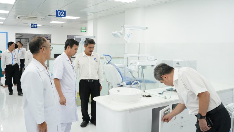 PGSTS Le Dinh Thanh nghiem thu trung tam Rang Ham MAt ky thuat cao 3